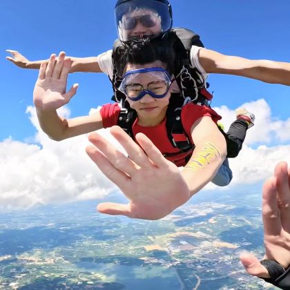 成都洛带跳伞基地一日游【成都洛带4000米跳伞+摄像跟拍】