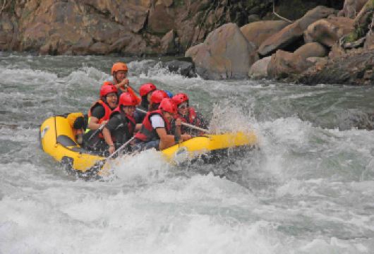 九鲁漂流 1-2级 体验 | 沙巴 亚庇【适合全家参与的刺激体验——安全有趣，适合初学者和儿童，尤其适合漂流新手。丛林美景——划桨穿越茂密的婆罗洲雨林和清澈见底的河段。戏水放松——在平缓的激流和平静的漂浮区中尽情享受自然风光。】