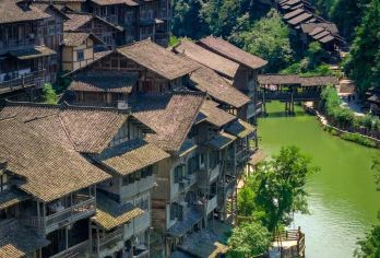 贵州遵义包车9小时一天游红果树+ 海龙屯十 乌江寨景区【瀑布屯堡映烟霞，一日阅尽黔北韵。】