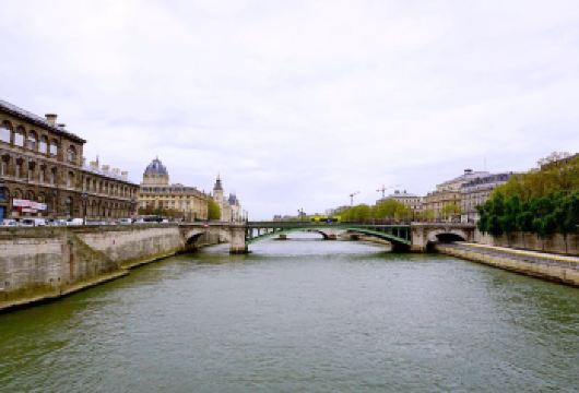 法国巴黎凡尔赛宫+卢浮宫+巴黎圣母院包车一日游【光影交错的浪漫之都，深度体验异国风情】