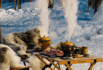 长白山雪地火锅·浪漫露营【雪中篝火|场景布置·餐品|含接送】【沉浸于冬日森林的静谧，体验篝火与雪地火锅交织的独特户外露营乐趣，感受自然野趣。】