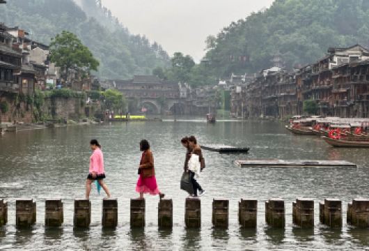 张家界：凤凰火车一日游【可以在凤凰城欣赏夜景 可下车至凤凰城 漫步石板路，探寻历史遗迹，品味汾皇古韵。】