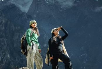 丽江中虎跳峡高路徒步一日游张老师客栈商务小团领队向导带队【虎跳峡高路徒步，龙洞瀑布，茶马客栈，中途客栈 (halfway 阳台)，中虎跳徒步张老师客栈】