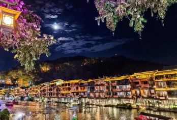 无愁河度假区+竹山苗寨+凤凰古城夜景一日游【怀化出发小包团】【打卡：爸爸去哪儿第五季明星同款游船！】