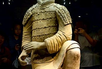 【8-15人团】西安兵马俑+华清宫一日游【中/英文导游】【8-15 人专属成团，拒绝拥挤扎堆，导游能兼顾每一位游客，拍照、听讲更从容。】