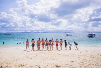 从普吉岛出发：蛋岛快艇之旅及浮潜探险【漂流在碧绿的海水中，探索普吉岛令人惊叹的岛屿瑰宝 浮潜到充满活力的珊瑚礁，热带鱼在五彩缤纷的水下舞蹈中游动 感受脚下柔软的沙滩，感受海风带来盐和阳光的气息】