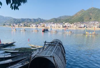 黄山新安江山水画廊+徽州古城一日游【含门票+游船、可送北站】【1.黄山市市区参团，汽车站/火车站/各酒店提供免费接送站服务，可送至黄山北站。】