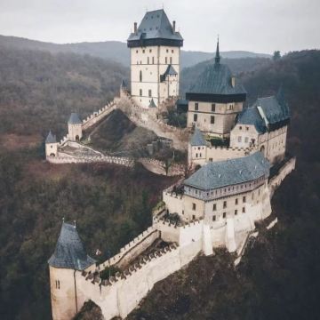 捷克布拉格天文钟-卡尔什特因城堡-查理大桥一日游