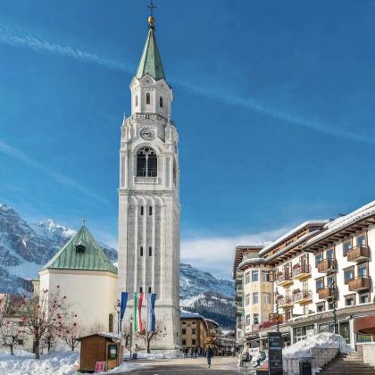 意大利米兰出发皮耶韦迪卡多雷-科尔蒂纳丹-米苏里纳湖一日游