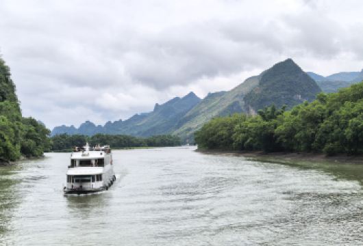 桂林一日游：漓江星级游船 & 中旅×赞巴士阳朔自由行【搭乘ZANBUS星级游船畅游CNN盛赞的漓江——4小时喀斯特峰林奇观之旅，含自助餐/盒饭及英文导游服务！ 定制阳朔欢乐之旅：银岩景区、遇龙河竹筏漂游、骑行或印象刘三姐，灵活选择随心配！ 中旅负责处理桂林之旅的所有细节——接送服务、多语言服务、快速入园通道，让您的旅行无忧无虑！】