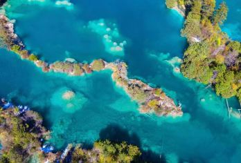 九寨沟景区+中查藏服旅拍+九寨藏羌非遗博物馆+篝火晚会1日游【自然奇观、藏羌文化、非遗体验、沉浸式旅拍、篝火狂欢】