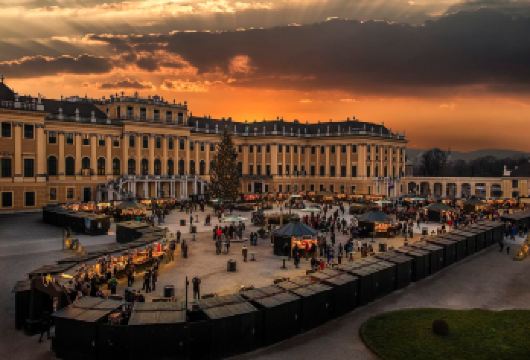 维也纳-皇家风华与艺术盛宴之旅【服务时间：本产品为中文司机专车出行，服务时长为10小时，包括往返接送，景点参观及用餐时间；】