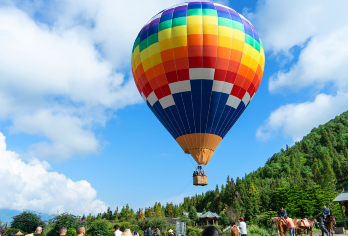 腾冲火山群+北海湿地+腾冲热海风景区一日游【火山地质奇观探索、热气球俯瞰火山群‌、火山科普互动；北海湿地生态秘境、草排划船与候鸟观赏；地热奇观。】