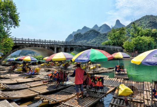 桂林英语团游：遇龙河竹筏漂流、银子岩、世外桃园【您的认证专业导游将在整个旅程中提供流畅的讲解、深入的文化见解和顺畅的沟通。 探索隐秘的香格里拉（桃园），一个宁静祥和的村庄，将中国古代诗歌演绎得栩栩如生。 享受门到门的便利和无缝的旅行体验。】