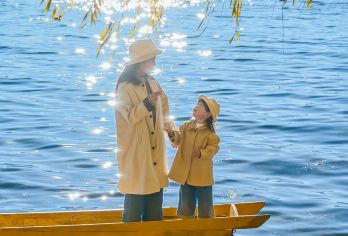 丽江沪沽湖一日游全景环湖+猪槽船游湖+真纯玩无购物可选8人团【本土旅行社正规营运车辆严格选择持证上岗安全有保障告别老破车辆，出行更舒适！】