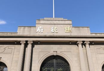 总统府+六朝博物馆+鸡鸣寺+玄武湖一日活动【导游陪同+门票预约+午餐+赠送小时旅拍】