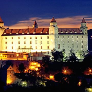 匈牙利布达佩斯往返：斯洛伐克布拉迪斯拉发城堡+老城中文一日游