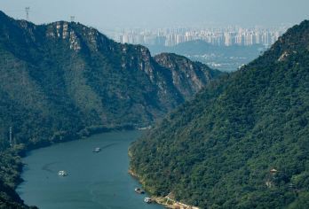 清远远旧城+北江小三峡+飞来寺+江心岛包车一日游可英文服务【可提供英文及小语种导游服务-往返接送-可选导游-可代订门票】