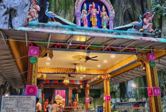 黑风洞黄昏与小印度夜游【• 探索黑风洞及其印度教寺庙，登上272级台阶顶端，尽享城市全景。 • 在日落时分游览黑风洞，避开人群，享受凉爽天气。如有机会，可观赏晚间祈祷仪式。 • 探索色彩斑斓的罗摩衍那洞穴，内部以印度教史诗为主题的灯光展示令人目不暇接。】