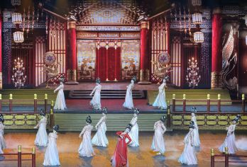 西安千古情+汉服妆造【私家小团+三环内接送+2人起订】【《亮点1》开启一次寻找民族记忆之旅，犹如神奇的时空穿梭机， 专车接送-当日往返 西安三环内上门接送！】