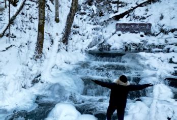 浮石林+围炉煮茶+森林溯溪一日游【网红聚龙火山石林溯溪，穿越原始森林】
