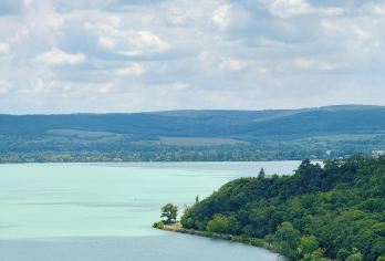 匈牙利一日游：巴拉顿湖 + 蒂豪尼半岛休闲之旅【这条线路将匈牙利的湖光山色、千年历史建筑、特色美食与美酒完美融合。】