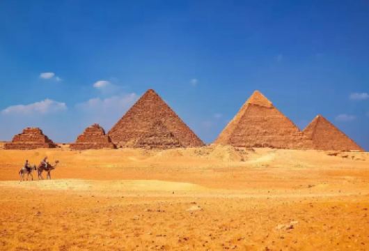 亚历山大酒店出发的吉萨金字塔、孟菲斯与塞加拉之旅【从您的酒店出发，跟随旅行社的专业导游开启一段迷人旅程，探访胡夫金字塔、卡夫拉金字塔和孟卡拉金字塔。 前往参观世界上*古老的巨石建筑——左塞尔金字塔。这座金字塔建于第三王朝时期，为法老左塞尔而建。 随后转往孟菲斯，这座由美尼斯国王建立的城市曾是古埃及旧王国时期的都城】