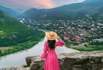 第比利斯到姆茨赫塔杰瓦里哥里和乌普利齐赫一日游 GuidedTour【姆茨赫塔和斯维蒂茨霍韦利大教堂——联合国教科文组织世界遗产、古都、格鲁吉亚国王的墓地。 Jvari 修道院——建于 6 世纪的山顶修道院，可欣赏到河流交汇处的壮丽景色。 乌普利斯基赫洞穴镇——古老的岩石城市，融合了异教和基督教的历史。】