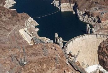美国拉斯维加斯胡佛水坝+曼德勒湾鲨鱼礁水族馆+蓝人秀1日游【[绝色风光]一路饱览山海画卷！各地标盛景无缝衔接！帧帧皆壁纸，随手拍都是大片质感！】