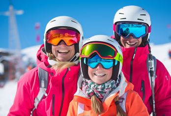 北京云佛滑雪场一日游【可选/往返直通车/含雪票全天畅滑】【专业雪场：雪场占地600亩，雪具大厅可同时接待5000人进行雪上娱乐活动。】