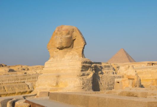 塞得港酒店轻松游览金字塔【开启一段迷人的旅程，参加由导游陪同的塞得港至开罗一日游，探索非洲*大城市的魅力 乘坐舒适的空调车前往标志性的吉萨高原，探访传奇的吉萨金字塔群。 在邂逅古老的守护者狮身人面像之前，先探索哈夫拉金字塔的基座。享用当地午餐，并见证古老的造纸艺术。】