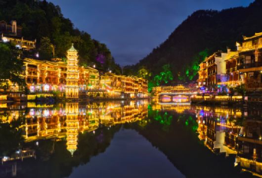 【DIY私家团】芙蓉镇+凤凰古城 张家界往返 纯玩全含无自费【[梦回湘西]体验两种千年古镇的独特风情，收获两种截然不同的古镇美学，领略苗族风情与土家历史的人文魅力】