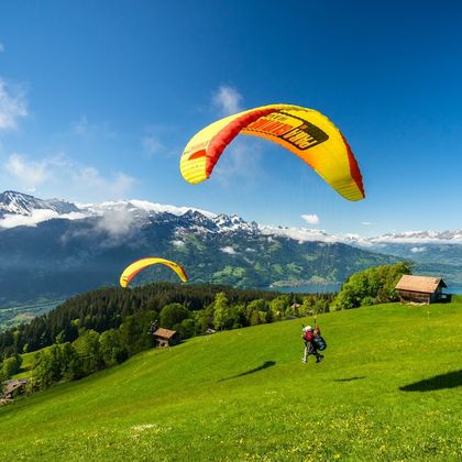 瑞士因特拉肯滑翔伞半日游