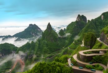 张家界一日游：天门山国家森林公园和七十二奇塔【在一次节奏明快的旅游中，您可以同时体验天门山的玻璃栈道和令人惊叹的 72 座传奇塔的文化夜间表演。 特别安排在晚上观看塔楼在灯光和传统表演下活跃起来。 包含门票、市区往返交通以及景区接送。纯观光行程，不含购物。】