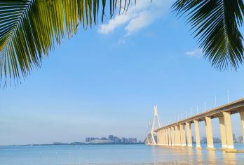 湛江网红一日打卡：漫步金沙湾，探秘玛珥湖，邂逅海湾大桥夜景。【海上观赏十里军港，这不仅是简单的观光更是一次对国家海军力量的直观感受与自豪感，近距离目睹军舰的雄姿】