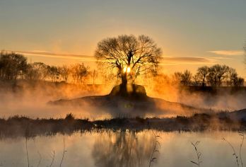 【看日出】千岛湖+红石崖国家生态公园+上门接送+赏雾松一日游【[轻松出行]二环内免费接送|市区直达景区 |纯玩小团/无强制购物|让您安心出游】