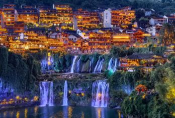 从张家界出发，私人一日游游览天门山和芙蓉镇（夜景）。【乘坐世界上最长的索道登上天门山，走上玻璃栈道，感受心跳加速的刺激。 欣赏天堂之门的景色，征服 999 级台阶（或乘坐扶梯），体验巴士 99 个惊险刺激的弯道。 漫步于拥有 2000 多年历史的古老街道，这里被称为“悬挂在瀑布上的百万年古城”。】