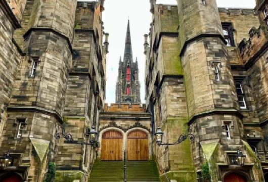 英国爱丁堡城堡+皇家英里大道+圣吉尔斯大教堂+卡尔顿山一日游【高效衔接城堡、丘陵等高地景点，免去攀登劳顿，为老人与儿童节省宝贵体力。】