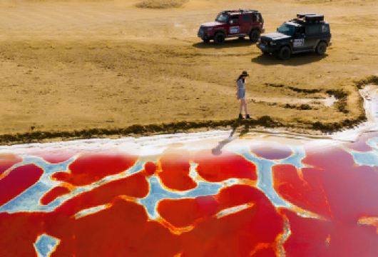 升级六湖穿越|银川乌兰湖+腾格里沙漠龙眼翡翠湖五湖穿越一日游【[六湖湖穿越专线]多年老牌线路全新升级，小众秘境乌兰湖/骆驼湖/天鹅湖/吉他湖/海骝骐湖/龙眼翡翠湖】