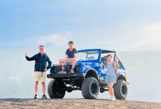 巴杜尔山四驱吉普车日落之旅（带摄影师）【壮观的日落景观：从黑沙地区欣赏火山景观的壮丽日落，并欣赏巴杜尔山的全景。 惊险刺激的四轮驱动冒险：乘坐强大的越野吉普车，在专业司机兼摄影师的带领下探索崎岖的熔岩场和风景优美的小径。 值得在 Instagram 上分享的瞬间：在 Bukit Catu 观景点和壮观的黑色熔岩场拍摄令人惊叹的照片，确保您的日落留下难忘的回忆】