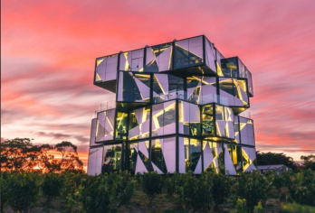 奔赴阿德莱德海岸：魔方艺术酒庄+海岸小镇+隐秘海滩一日探秘【超吸睛的几何建筑自带艺术滤镜，顶层露台俯瞰麦拿伦谷的葡萄田与远方海景】