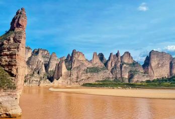 水墨丹霞+黄洮交汇+陆路直达炳灵寺+魏家坡一日游【定点接送，畅玩各个景点，享受舒适的游玩体验，游览精华景点，看甘肃“小洱海”！】