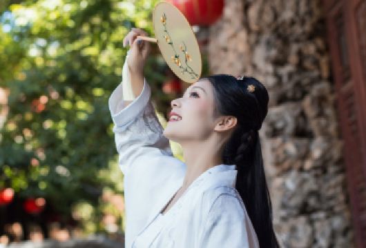 瘦西湖+东关街+大明寺+何园或个园一日游【南京/扬州出发】【[告别团餐]①扬州本地人喜爱的早茶餐厅。②可选早茶中吃既有特色早茶也有淮扬美食，体验扬州人慢生活。】