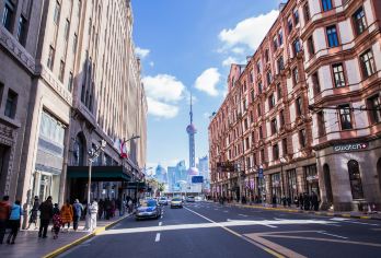 上海全日巴士游：豫园、城隍、朱家角水乡、外滩【上海日游，**景点包括朱家角水乡、豫园、城隍庙和外滩。 为了您的方便，所有门票和上海风味简餐均已包含在内。 友善的英语导游和舒适的空调巴士让您的旅程更加顺畅。】