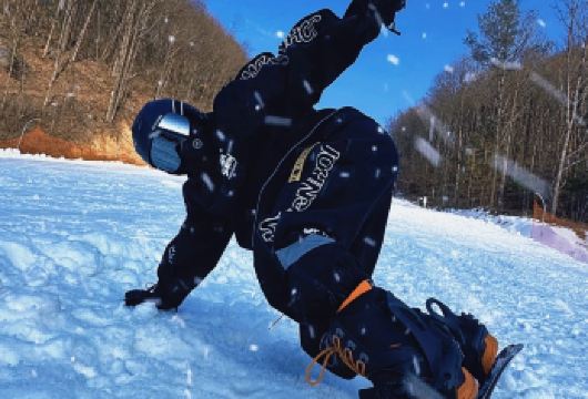 【可选8人小团】云栖谷国际滑雪场一日游+赠滑雪三件套+意外险【[缤纷景点]宜昌均瑶/万达/东站集合点免费接送，当天往返，适合工作忙的小伙伴，轻松一站搞定！】