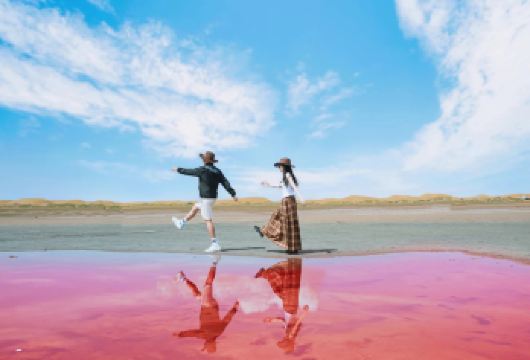 五湖穿越一日游【赠定制纪念品+赠航拍+可升级六湖车型可选】【[贴心服务]赠乌兰湖航拍 赠五湖纪念品 赠星星瓶 防沙鞋套和脖套;矿泉水等】