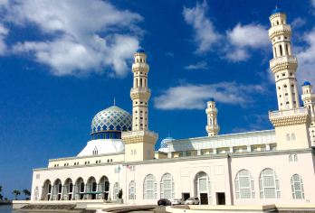 沙巴大学粉红清真寺+亚庇市水上清真寺+敦马士达化大厦半日游【水上清真寺以其蓝色圆顶和湖泊上的美丽倒影，给人留下深刻的印象，完美融合了宗教和自然景观。】