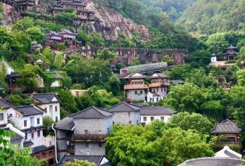 梅州客天下客家小镇景区+五指石+石林寺一日游 可英文服务【可提供英文及小语种导游服务-往返接送-可选导游-可代订门票】