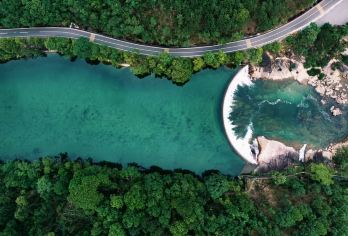 【半日游】 观光巴士+青龙大瀑布+月亮湾【青龙大瀑布：探秘“亚洲氧吧”，打卡苔藓雨帘奇观。】