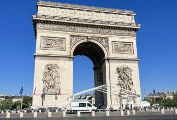 法国巴黎卢浮宫-杜乐丽花园-巴黎圣母院-凯旋门1日包车游【高效便捷： 包车出行，点对点服务，节省大量等车和换乘的时间，行程无缝衔接。】